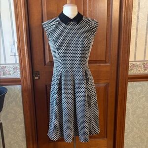 Ann Taylor Black and Cream Pattern Dress. Women’s size 6